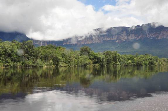 A maravilhosa paisagem no caminho para o Salto Angel, em Canaima, no sul da Venezueka